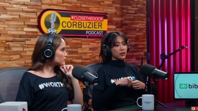 Cinta Laura dan Widy Vierra pada acara Podcast Deddy Corbuzier