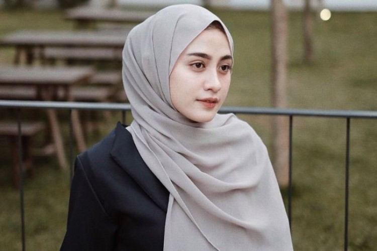 Tutorial Hijab Pashmina Untuk Wajah Bulat