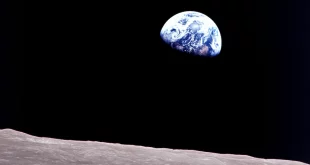 ikonik yang menunjukkan Bumi mengintip dari permukaan bulan