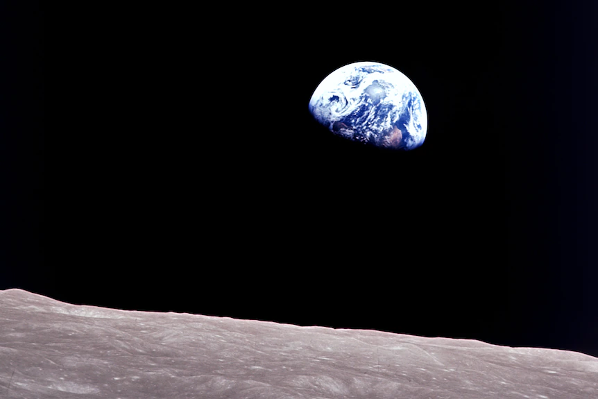 ikonik yang menunjukkan Bumi mengintip dari permukaan bulan