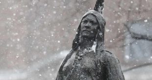 Patung Pocahontas di Halaman Gereja St George, Gravesen