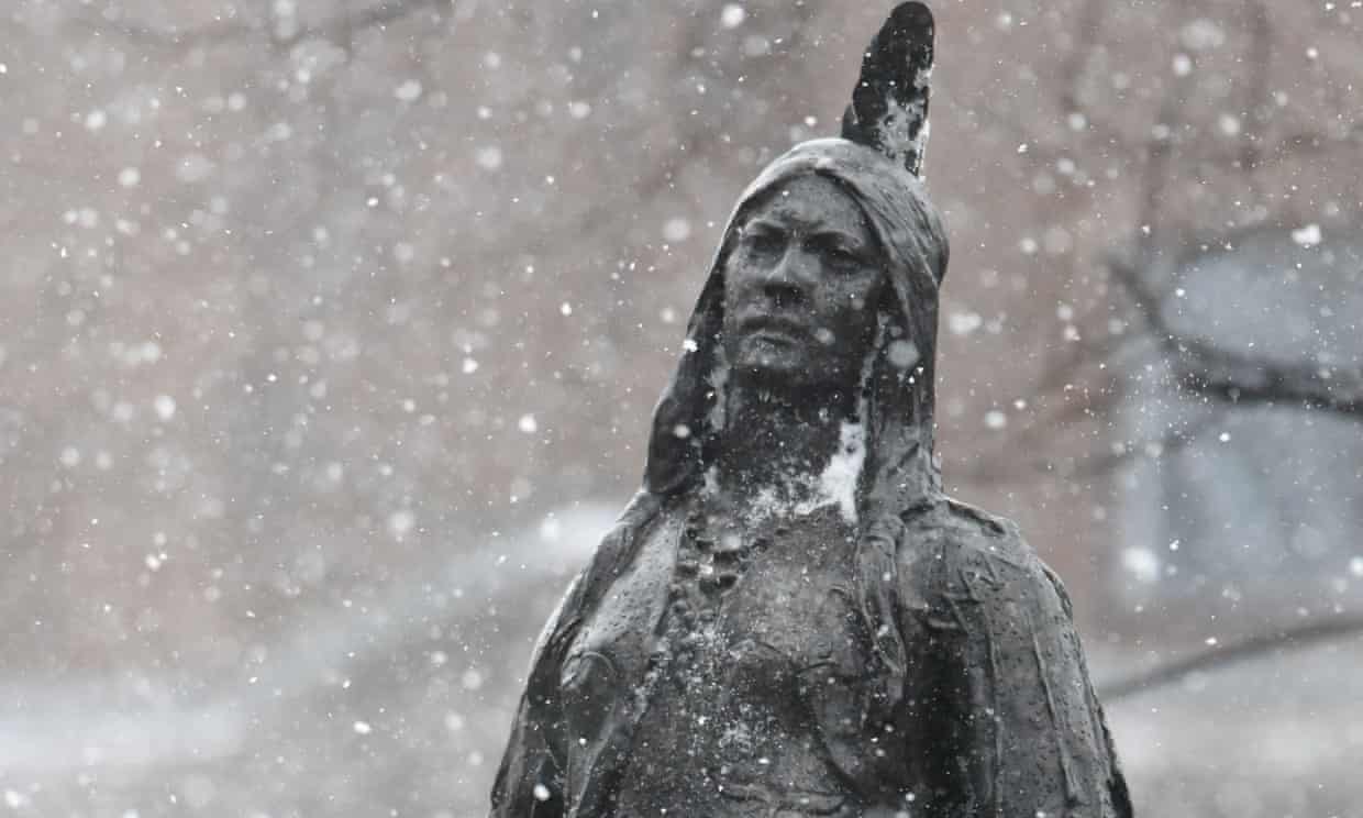 Patung Pocahontas di Halaman Gereja St George, Gravesen